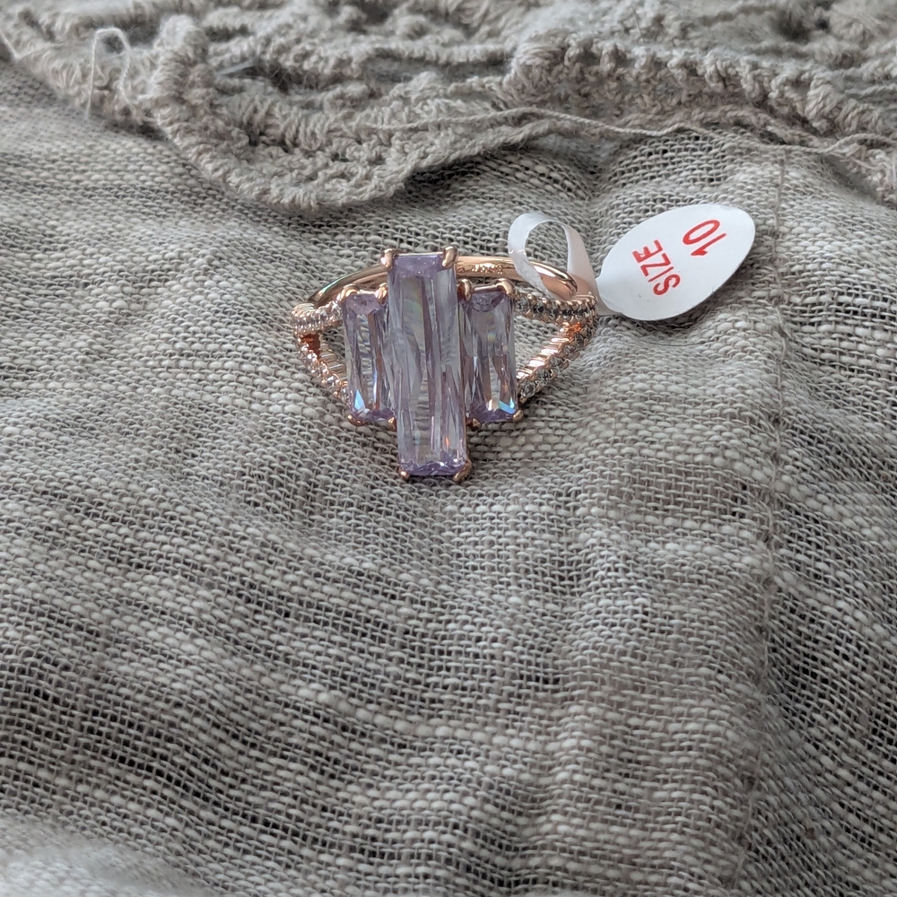 Elegant Rose Gold and Light Purple Women's Ring - Picture 3 of 3
